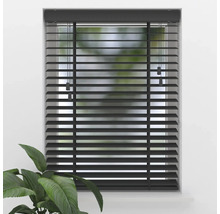 Dunkelgraue Jalousie aus Holz am Fenster montiert, mit horizontalen Lamellen und Zugschnüren.