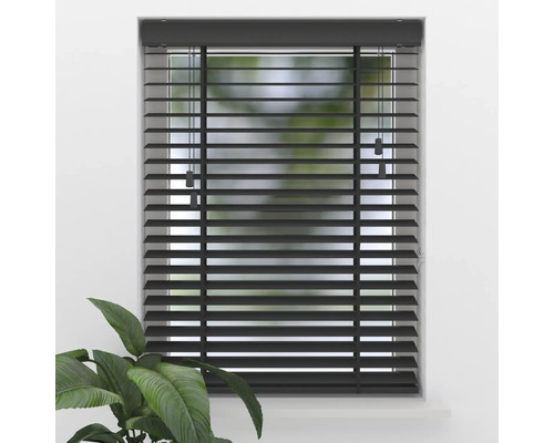 Dunkelgraue Jalousie aus Holz am Fenster montiert, mit horizontalen Lamellen und Zugschnüren.