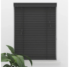 Dunkelgraue Holzjalousie mit breiten Lamellen, montiert in einem Fensterrahmen, mit einer Zimmerpflanze im Vordergrund.