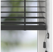 Schwarze Jalousie am Fenster mit Schnurzug und Sicherheitsvorrichtung an der Wand.