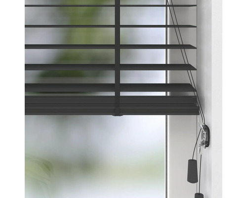 Schwarze Jalousie am Fenster mit Schnurzug und Sicherheitsvorrichtung an der Wand.