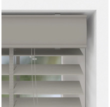 Jalousie in Holz-Optik mit breitem Leiterband und Schnurzug, montiert in einer Fensternische.