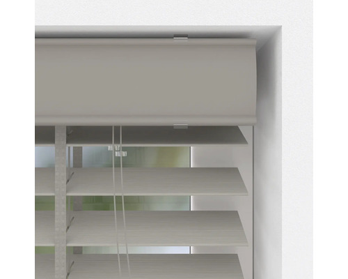 Jalousie in Holz-Optik mit breitem Leiterband und Schnurzug, montiert in einer Fensternische.