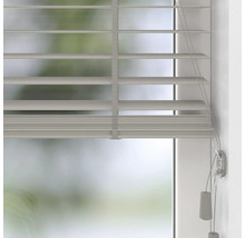 Graue horizontale Jalousie aus Holz mit breiten Lamellen und Zugschnur zur Montage am Fensterrahmen.