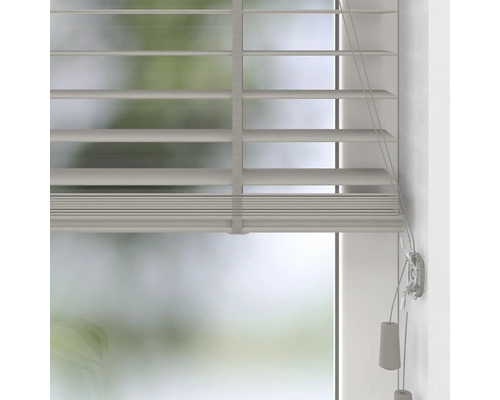 Graue horizontale Jalousie aus Holz mit breiten Lamellen und Zugschnur zur Montage am Fensterrahmen.