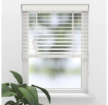 Weiße Horizontaljalousie als Sichtschutz an einem Fenster, Lamellen teilweise geöffnet, inklusive Schnurzug.