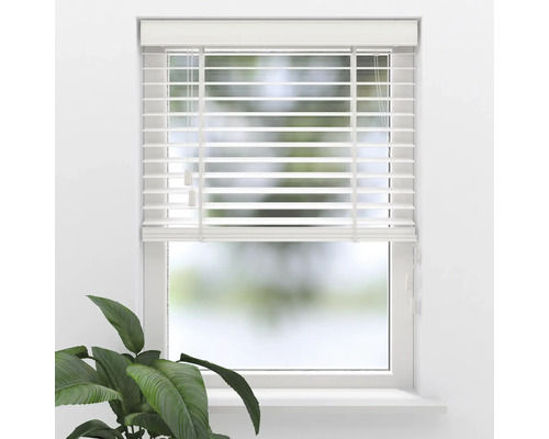 Weiße Horizontaljalousie als Sichtschutz an einem Fenster, Lamellen teilweise geöffnet, inklusive Schnurzug.