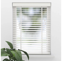 Weiße horizontale Jalousie mit breiten Leiterbändern an einem Fenster montiert.