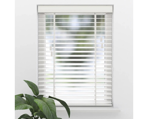 Weiße horizontale Jalousie mit breiten Leiterbändern an einem Fenster montiert.