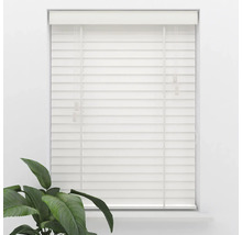 Weiße Jalousie mit horizontalen Lamellen und Leiterbändern, montiert in einem Fensterrahmen.