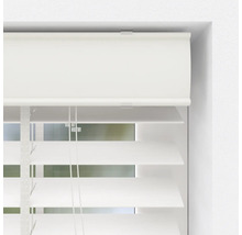 Weiße Holzjalousie montiert in einem Fensterrahmen mit horizontalen Lamellen und passender Blende.