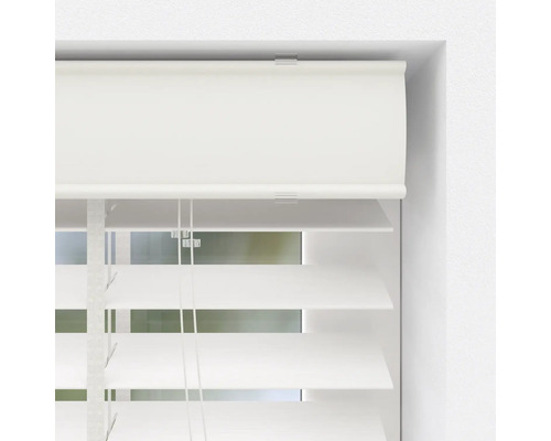 Weiße Holzjalousie montiert in einem Fensterrahmen mit horizontalen Lamellen und passender Blende.