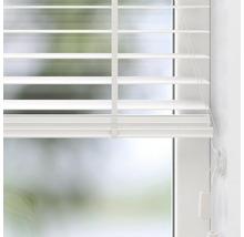Weiße Jalousie mit horizontalen Lamellen und Zugschnur an einem Fenster montiert.