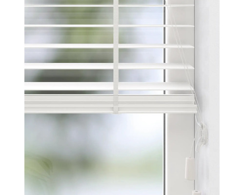 Weiße Jalousie mit horizontalen Lamellen und Zugschnur an einem Fenster montiert.