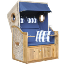 Strandkorb aus Holz und Geflecht mit blauen Polstern, gestreiften Kissen und Bullaugen.