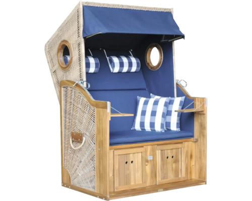 Strandkorb aus Holz und Geflecht mit blauen Polstern, gestreiften Kissen und Bullaugen.