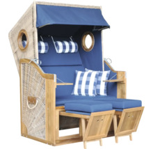 Strandkorb Zweisitzer aus Holz und Geflecht mit blauem Bezug, karierten Kissen, Bullaugen und ausziehbaren Fußstützen.