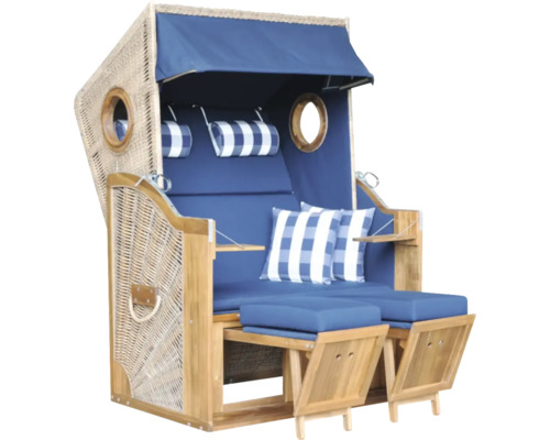 Strandkorb Zweisitzer aus Holz und Geflecht mit blauem Bezug, karierten Kissen, Bullaugen und ausziehbaren Fußstützen.