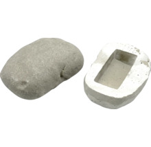 Künstlicher Stein als Schlüsselversteck mit rechteckiger Aussparung auf der Unterseite.