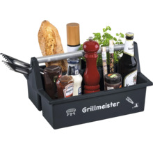 Schwarze Grillbox Grillmeister aus Kunststoff mit Metallgriff, gefüllt mit Grillzubehör, Grillsaucen, Gewürzmühlen, Kräutern, Baguette und Bier.