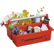 Roter Kunststoff Tragekorb mit Griff und der Aufschrift Lieblingsmensch sowie Herzen gefüllt mit Blumen und Pflegeprodukten