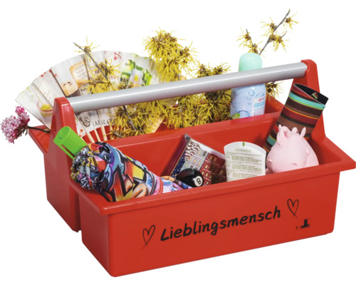 Roter Kunststoff Tragekorb mit Griff und der Aufschrift Lieblingsmensch sowie Herzen gefüllt mit Blumen und Pflegeprodukten