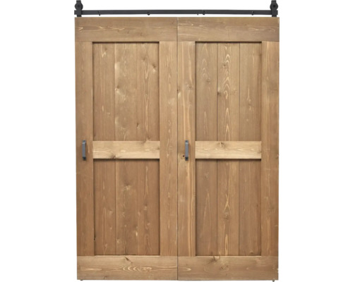Zweiflügelige Schiebetür im Scheunentor-Stil aus Massivholz in Braun, inklusive schwarzer Laufschiene und Griffen.