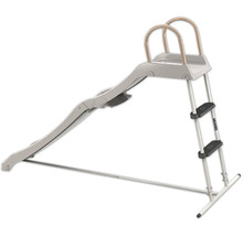 Freistehende Poolrutsche mit Metallleiter und Handläufen.