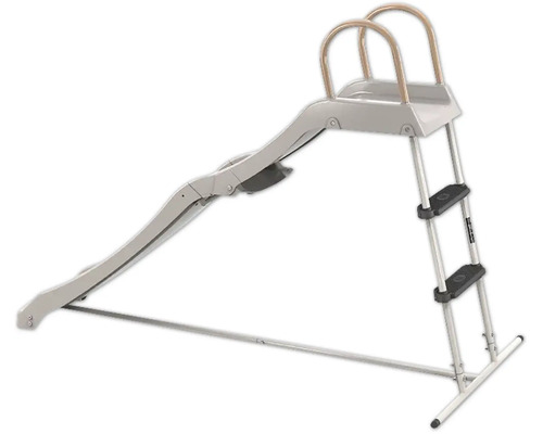 Freistehende Poolrutsche mit Metallleiter und Handläufen.