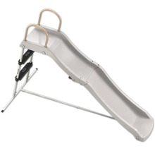 Freistehende Kinderrutsche mit Leiter und Handläufen aus Kunststoff und Metall.