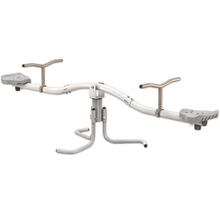 Weiße Gartenwippe aus Metall mit grauen Sitzen und bronzefarbenen Haltegriffen, 360 Grad drehbar.