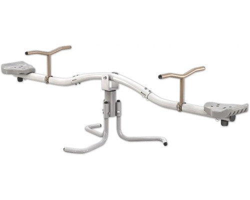 Weiße Gartenwippe aus Metall mit grauen Sitzen und bronzefarbenen Haltegriffen, 360 Grad drehbar.