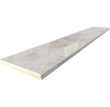 Polierte Fensterbank aus Naturstein mit Maserung.