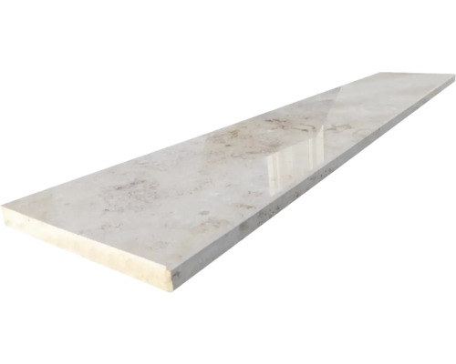 Polierte Fensterbank aus Naturstein mit Marmorierung.