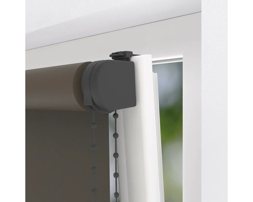 Dunkelbraunes Seitenzugrollo ohne Bohren mit Klemmfix-Befestigung an weißem Fensterrahmen.