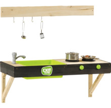 Holz-Matschküche von EXIT Toys mit grünem Waschbecken, Wasserhahn, Herdplatten, Kochtopf, Pfanne und Utensilien an Haken. EXIT Toys Logo.