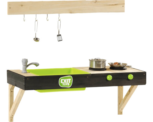 Holz-Matschküche von EXIT Toys mit grünem Waschbecken, Wasserhahn, Herdplatten, Kochtopf, Pfanne und Utensilien an Haken. EXIT Toys Logo.