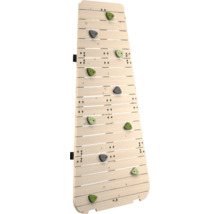 Kletterwand aus hellen Holzlatten mit grünen und grauen Klettergriffen für Kinder.