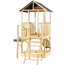 Spielturm aus naturfarbenem Holz mit Satteldach, Leiter, grüner Rutsche und Sandkasten.