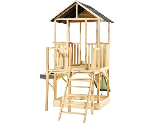 Spielturm aus naturfarbenem Holz mit Satteldach, Leiter, grüner Rutsche und Sandkasten.