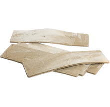Rechteckige beige Verblender in Steinoptik mit strukturierter Oberfläche für die Wandgestaltung.