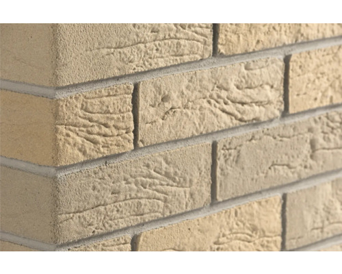 Strukturierte Verblender in Natursteinoptik für die Wandgestaltung in Beige mit grauen Fugen.