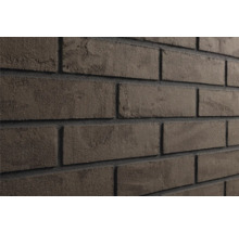 Nahaufnahme einer Mauer aus strukturierten Verblendersteinen im horizontalen Verband.