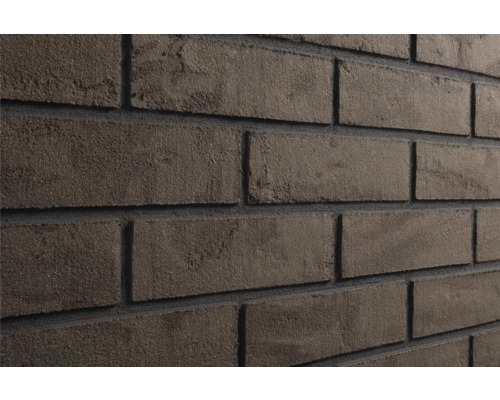 Nahaufnahme einer Mauer aus strukturierten Verblendersteinen im horizontalen Verband.