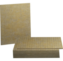 Steinwolle Dämmplatten zur Wärmedämmung, Stapel und aufrecht stehende Platte mit strukturierter Oberfläche.