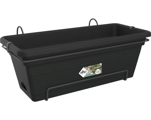 Schwarzer rechteckiger Balkonkasten aus Kunststoff inklusive Metallhalterung und integriertem Untersetzer.