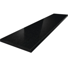 Fensterbank aus schwarzem Naturstein, polierte Oberfläche, rechteckige Form.