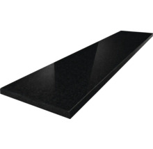 Rechteckige Fensterbank aus poliertem schwarzem Granit.