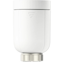 Weißes smartes Heizkörperthermostat aus Kunststoff mit silbernem Metallanschluss.