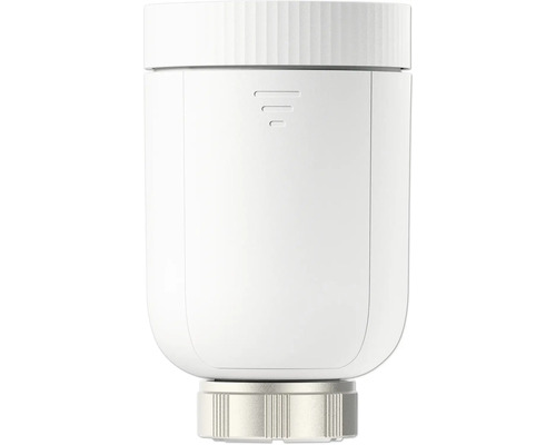 Weißes smartes Heizkörperthermostat aus Kunststoff mit silbernem Metallanschluss.